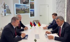 Поставки белорусской техники обсудили посол Беларуси и глава Северной Осетии-Алании