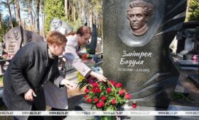 Память Змитрока Бядули почтили на Восточном кладбище в Минске