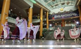 Ночные экскурсии и мастер-классы по каллиграфии. Как встретили «Библионочь» в Национальной библиотеке Беларуси 