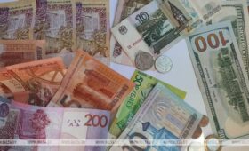 Российский рубль подешевел, доллар и юань подорожали на торгах 24 апреля