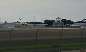 В Австралии легкомоторный самолет врезался в ангар и загорелся: погибли два человека, 10 ранены  | Новости Беларуси | БелТА