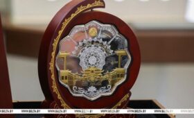 Нацбанк выпустил самую большую памятную монету весом в 1,5 кг. Есть ли на нее спрос?