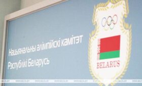 Белорусские пловцы возвращаются на международную арену с национальной символикой