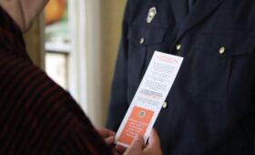 Книжная закладка против мошенников: милиция Минска нашла новый способ профилактики киберпреступлений