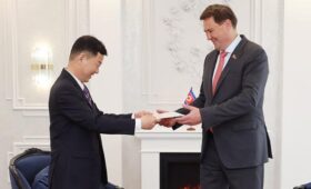 Посол КНДР вручил копии верительных грамот министру иностранных дел Беларуси