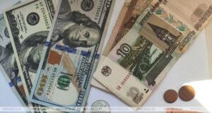 Белорусский рубль на торгах 30 апреля ослаб к основным валютам