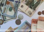 Российский рубль подешевел, доллар и юань подорожали на торгах 25 апреля