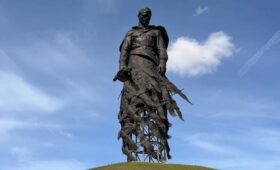 Белорусские дипломаты высадили деревья у мемориала Советскому солдату в Ржеве