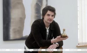 Художник создает произведения из нефти. Какую энергетику несут и что отражают полотна из черного золота 