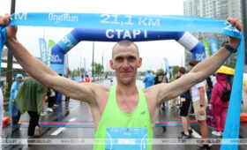 Бегуны Прямов и Дронь победили на международном полумарафоне One Run в Минске 