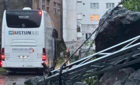 В Турции после дождя произошел оползень: гигантские камни перекрыли дорогу | Новости Беларуси | БелТА