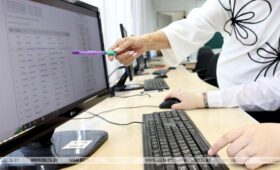 Минобразования: родители могут предупредить ребенка об опасностях в интернете через доверие и открытый разговор 