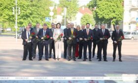 Участники медиафорума в Гродно возложили цветы к памятнику погибшим воинам в ВОВ