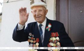 Столетнего ветерана Петра Светкина поздравили в Бресте с Днем Победы