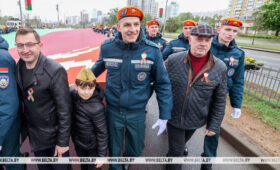 Цуран: масштабное шествие с флагом показывает единство народа и важность госсимволов 