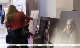 Платье из салфеток и портреты исторических героинь: выставку финалистов «Мельницы моды» представили в Минске