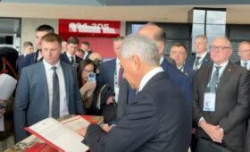 Вольфович и Шойгу вместе осмотрели выставку о геноциде советского народа и новейшие российские разработки
