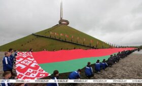 Под звуки марша. На Кургане Славы пронесли 100-метровое полотнище государственного флага 