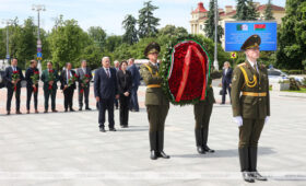 Председатель Национального народного собрания парламента Алжира возложил венок к монументу Победы в Минске