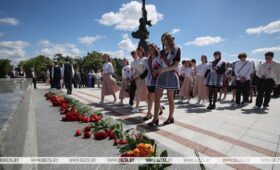 «Память, которую мы храним». Столичные выпускники возложили цветы к стеле «Минск — город-герой» 