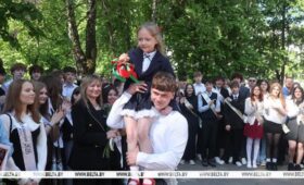 Последние звонки для выпускников 9-х и 11-х классов прозвенели по всей Беларуси 