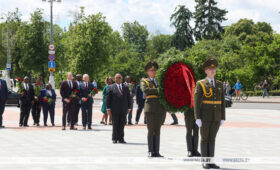 Председатель Национальной ассамблеи Парламента Зимбабве возложил венок к монументу Победы в Минске