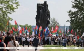 Память сквозь года: митинг-реквием прошел у монумента «Врата памяти» в Тростенце