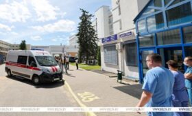 Мультидисциплинарная бригада медиков работает с ребенком в тяжелом состоянии, пострадавшим в Брянской области