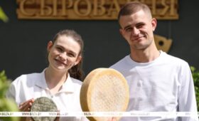 «У нас жизнь по таймеру». Как минчане переехали в деревню и варят эксклюзивные сыры