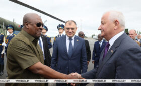 Президент Ганы Джон Драмани Махама прилетел в Брест