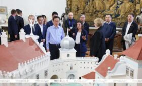 Зампредседателя КНР посетил замки в Мире и Несвиже