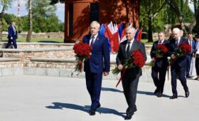 Память, которая объединяет. Сергеенко и Володин почтили подвиг героев и возложили цветы к монументу «Скорбь» 