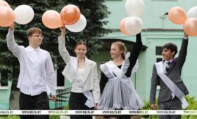«На глаза наворачиваются слезы». Выпускники рассказали, о чем будут вспоминать после окончания школы