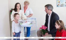 «Бацькава кашуля» для третьего ребенка. Трогательный проект для многодетных семей стартовал в Беларуси