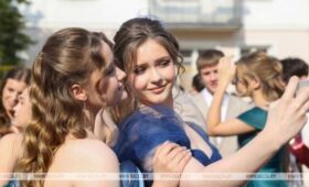 Естественность и комфорт: стилист дала рекомендации по созданию идеального образа на выпускной