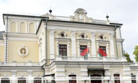 История шоколадного дерева. МИД Беларуси в День защиты детей организовал благотворительный спектакль