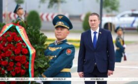 Турчин возложил венок к Вечному огню на Площади Победы в Бишкеке